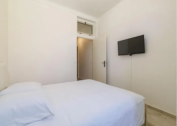 Modern Cozy Nest 2 Minutes From Monaco בית נופש *