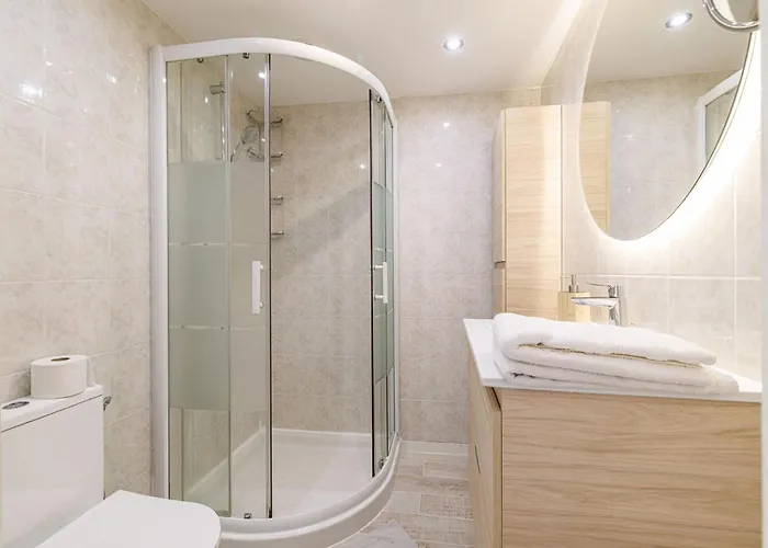 Modern Cozy Nest 2 Minutes From Monaco 度假居 *