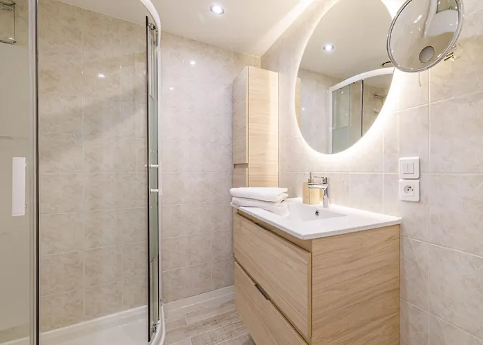 Modern Cozy Nest 2 Minutes From Monaco * בוסוליי